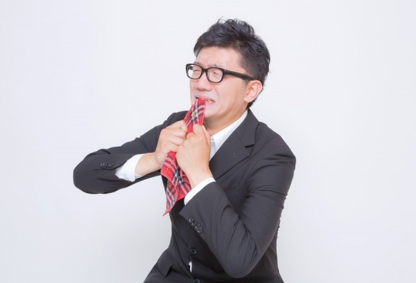 https---www.pakutaso.com-assets_c-2015-05-OZPA_hankachikandekuyashigaru-thumb-1000xauto-15753