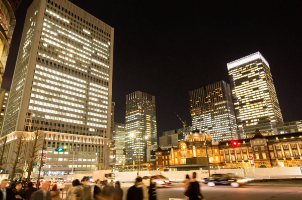 往来する人と東京駅(夜景)|フリー写真素材・無料ダウンロード-ぱくたそ